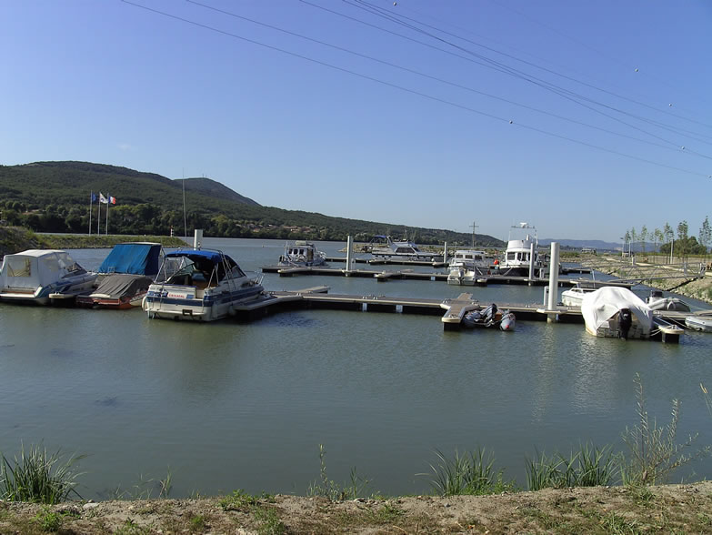 CRUAS, still space to berth in this new nice and well equiped Port de Plaisance 